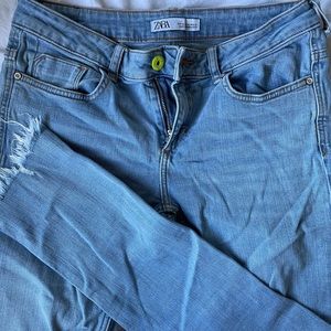 Zara light wash distressed jeans 👖